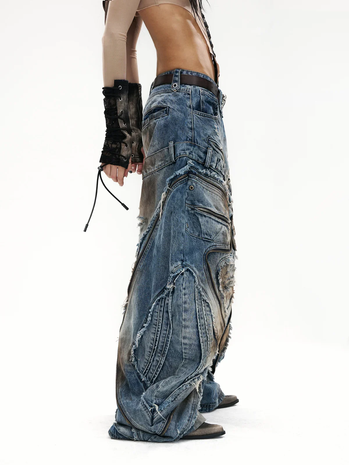 Curved Blade Pleated Jeans with Distressed Wash - Image 3