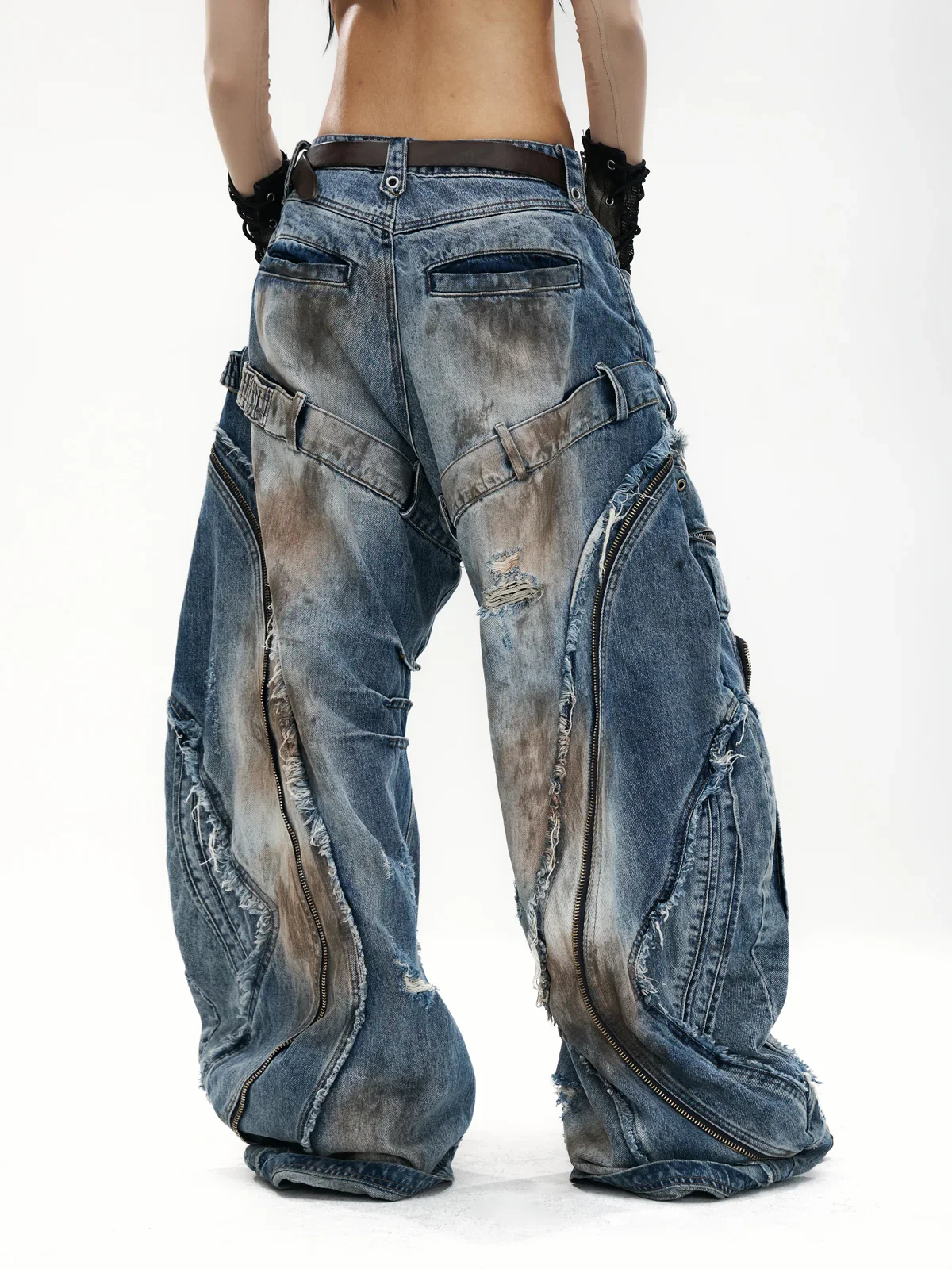 Curved Blade Pleated Jeans with Distressed Wash - Image 4