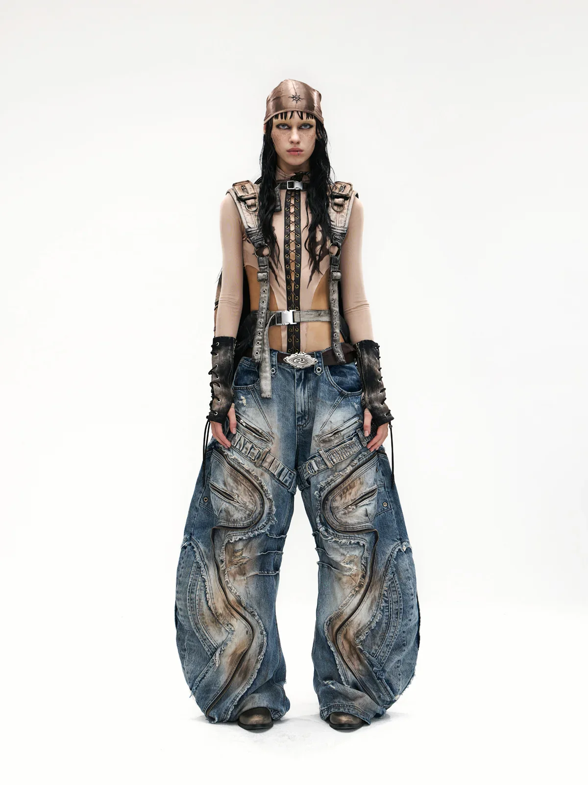 Curved Blade Pleated Jeans with Distressed Wash - Image 5