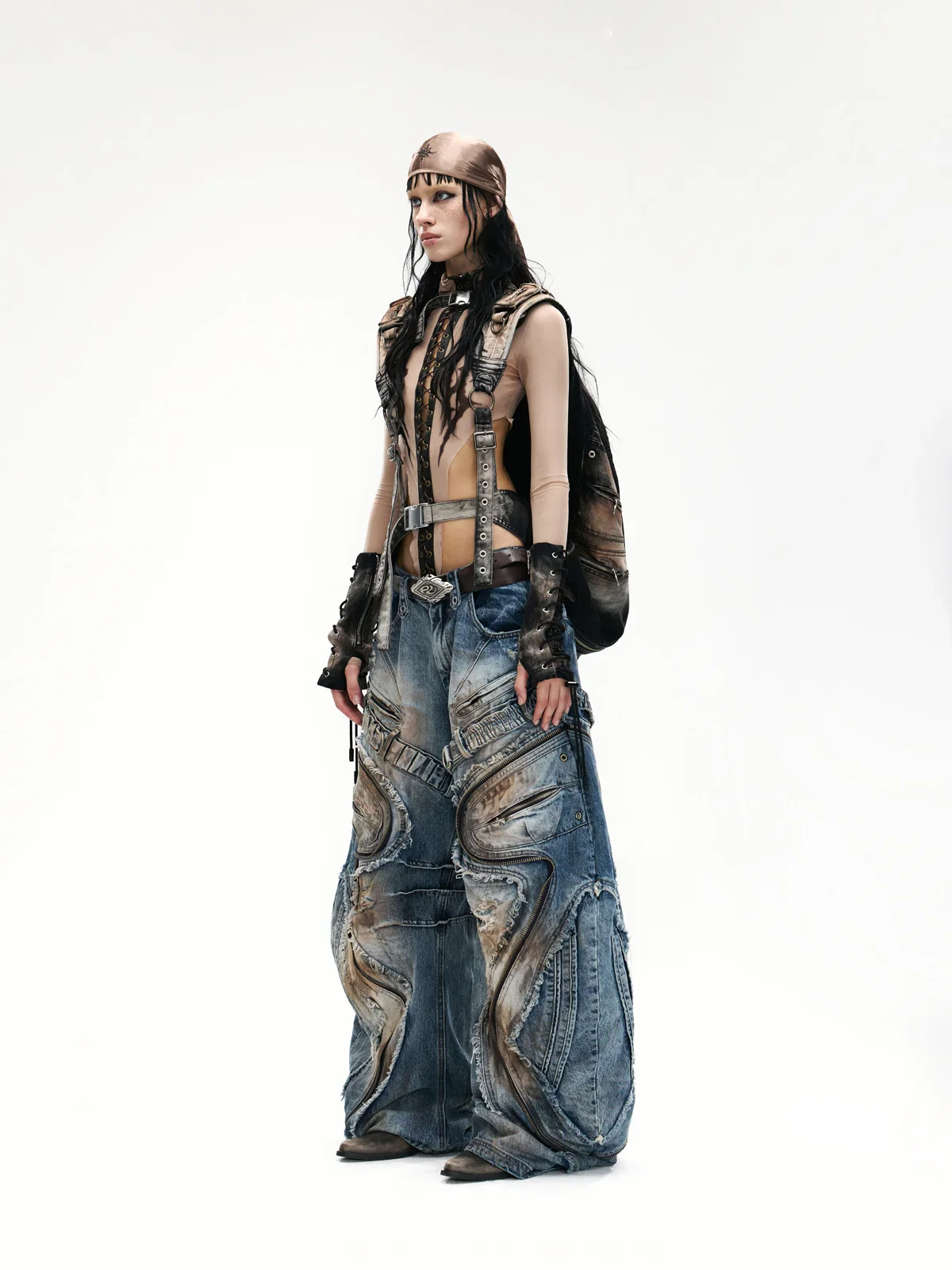 Curved Blade Pleated Jeans with Distressed Wash - Image 6
