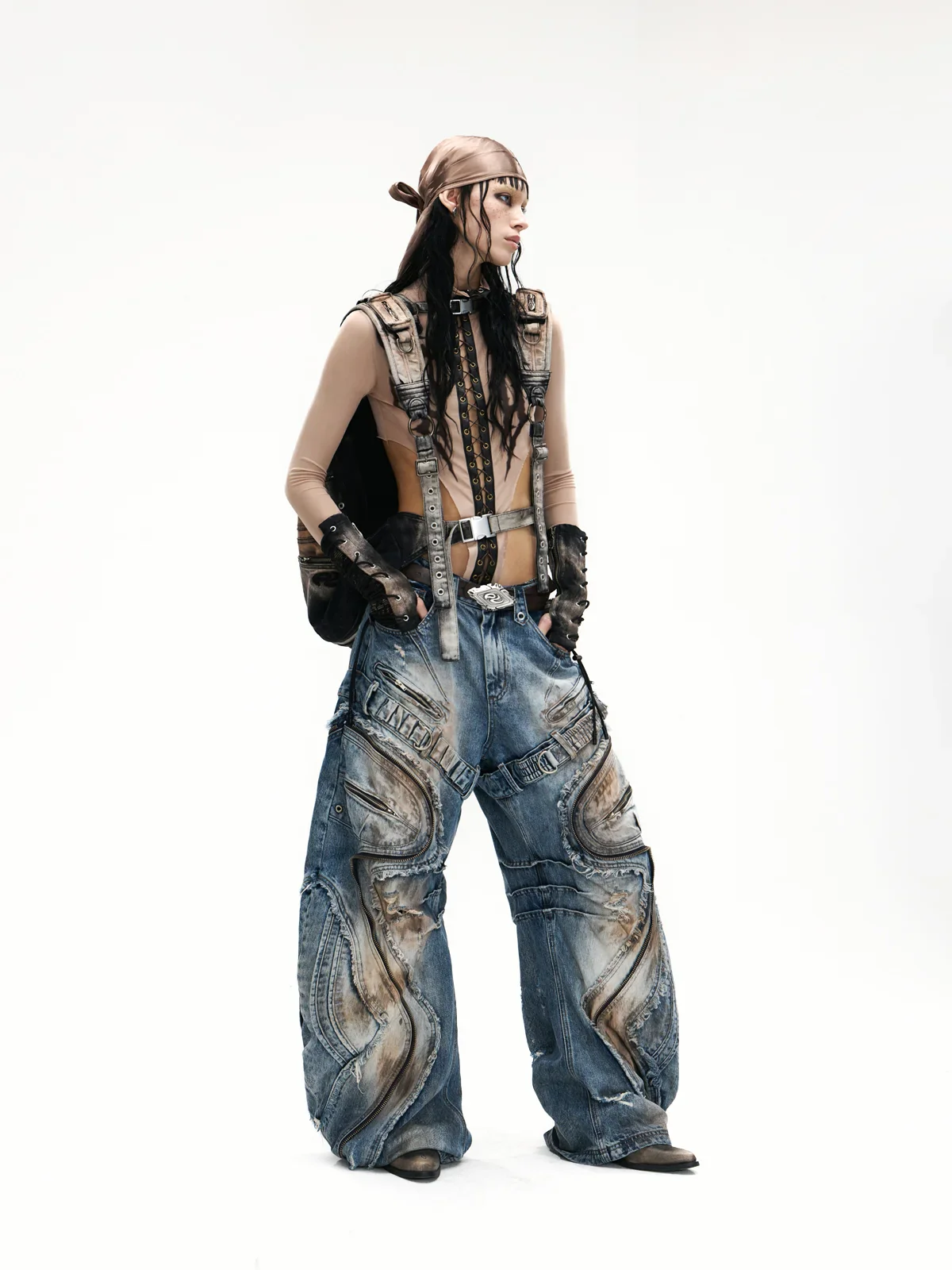Curved Blade Pleated Jeans with Distressed Wash - Image 7
