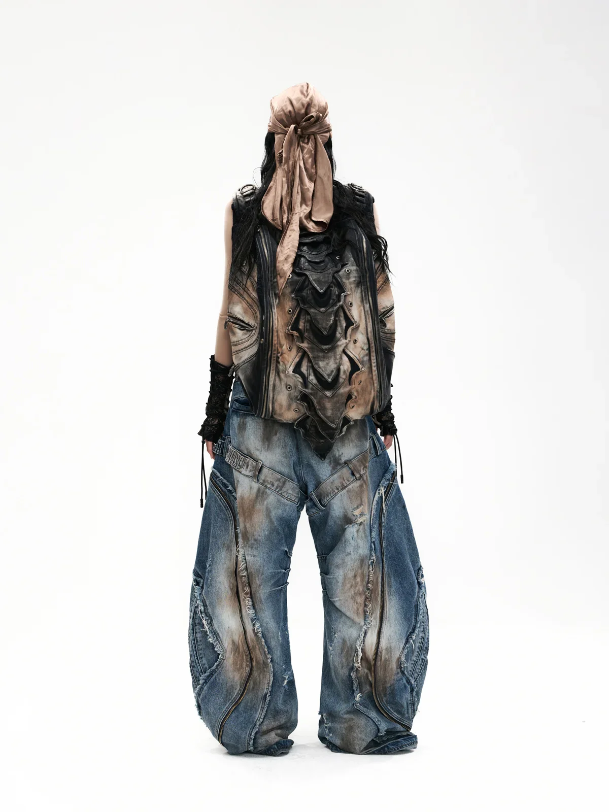 Curved Blade Pleated Jeans with Distressed Wash - Image 8