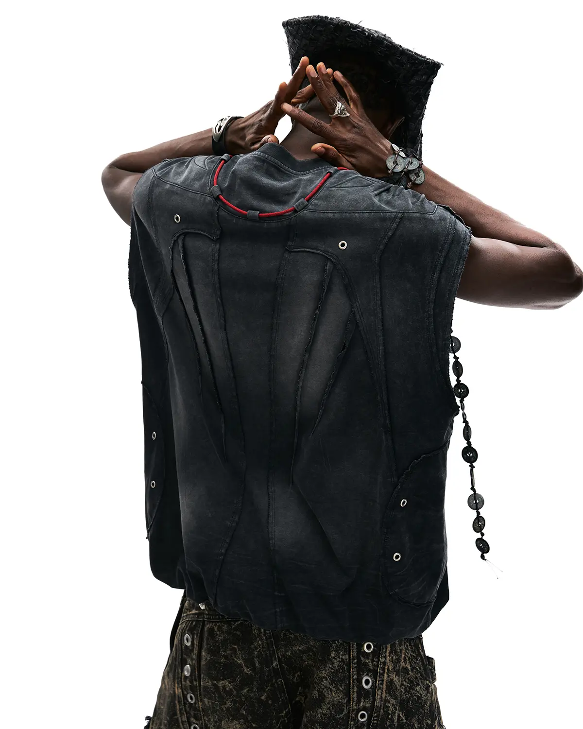 Personsoul Deconstructed Contrasting Embroidery Sleeveless T-Shirt Black - Image 6